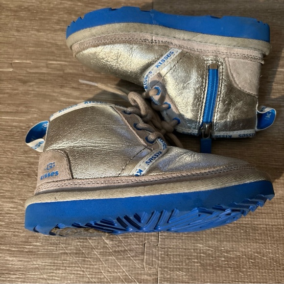 UGG Kisses Kids Silver Boots Sz 9 Pre-Owned - Picture 3 of 6